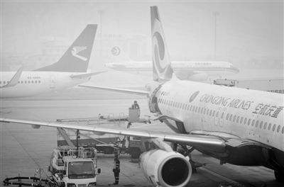 　　2012年3月16日，首都机场受到大雾影响，数百架次航班取消。资料图片/新京报记者 陈杰 摄