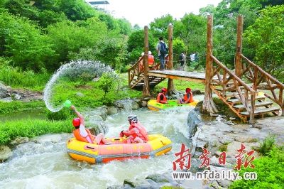 位于新兴县里洞镇的“禅龙侠”漂流吸引了众多外地游客。资料图片