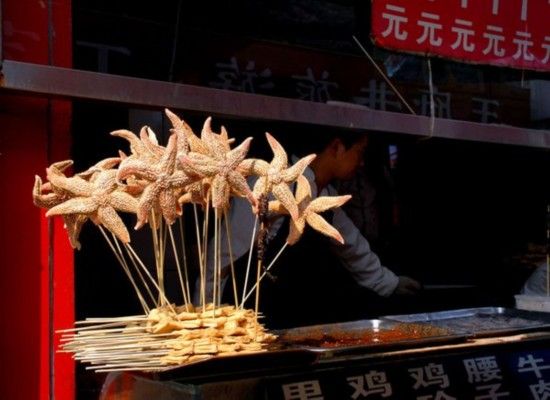 　　中国的北京　　在北京的王府井大街，有摊贩出售油炸海星。