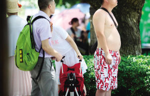 三亚南山景区，游客光着膀子非常不雅。 记者 苏建强 通讯员 陈文武 摄