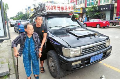 　　8月1日，陈录雪驾驶改造的“房车”，带百岁母亲去天台山游玩。