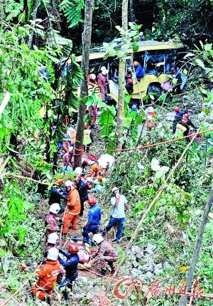 　　21日，救援人员在大巴坠落的山谷里抢救乘客。