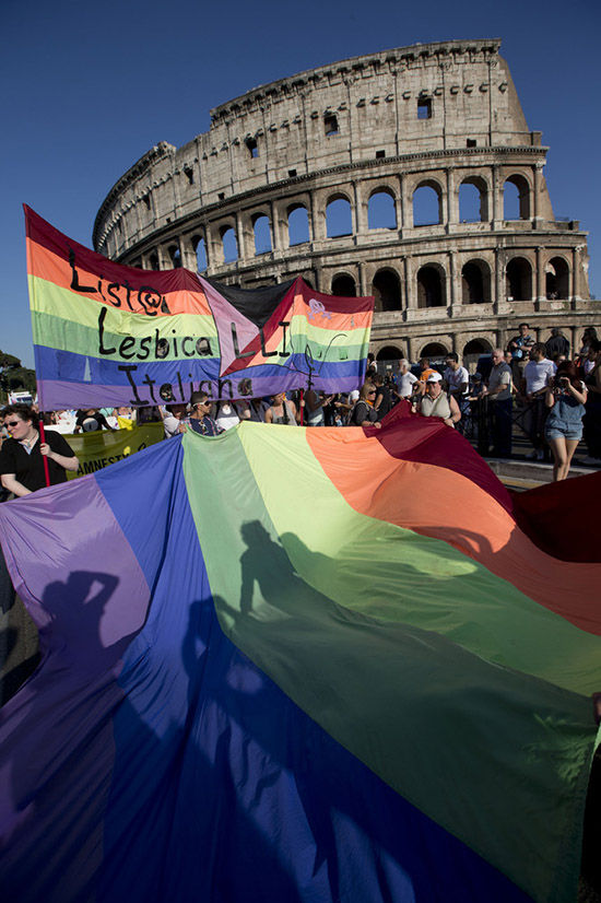 　　于2013年6月15日，人们高举彩虹旗列队游行穿过斗角场，纪念同志骄傲日。