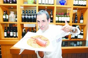 威尼斯餐厅主厨展示龙虾海鲜饭