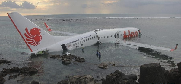 印尼客机降落时坠海 机上108人全部逃生