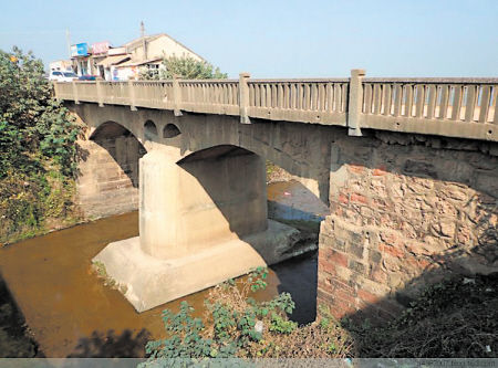 始建于民国，新中国成立后进行了改造的新桥港桥。 　　均为王斌 摄