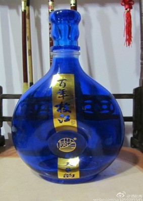 朋友送的"百年枝江-- 天之韵酒瓶子,看着这样蓝色色彩的酒瓶子,总感觉