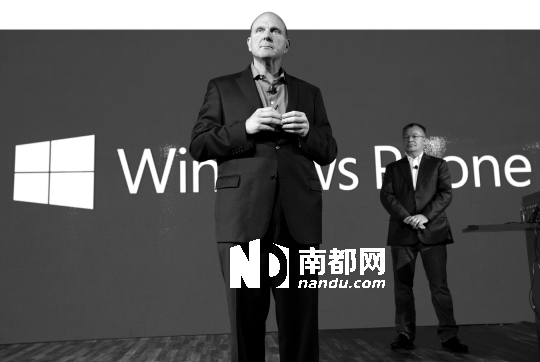 <p> 微软首席执行长鲍尔默(前)宣布将在一年内退休,诺基亚现任首席执行长埃洛普成为微软新掌门的热门人选。C FP供图</p>