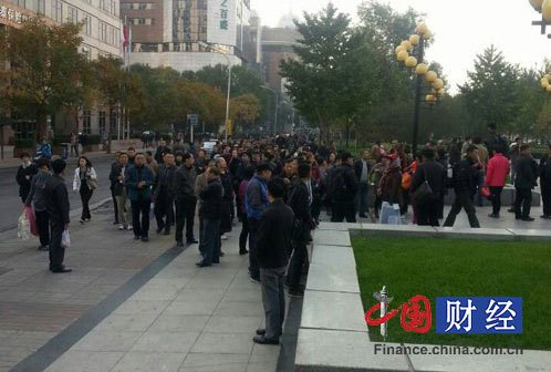 约五百人在建行总行门口抗议 均为被买断工龄