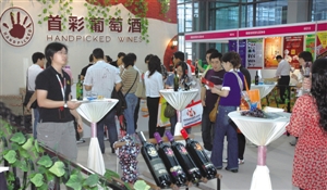 10月13日经济半小时_央视《经济半小时》视频截图2013年10月13日,经济半小时》节目中...