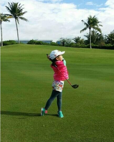 刘涛晒女儿打高尔夫照片