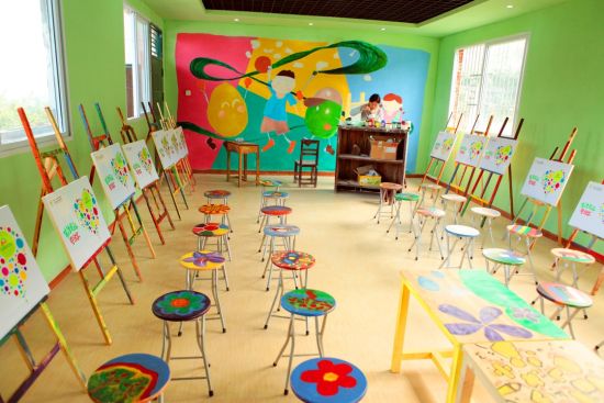 Zespri佳沛为永富小学援建美术教室，将奇异果运输栈板改造为环保画架