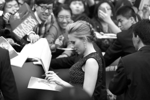 “性感女神”斯嘉丽游北京 与成龙吃火锅