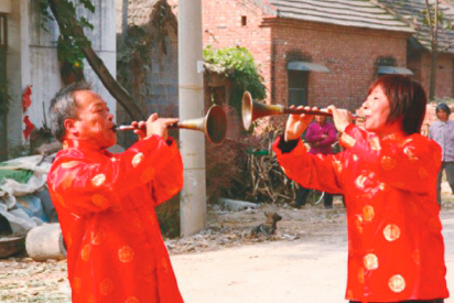周家班唢呐第五代传人周本祥(左)与周海燕吹奏《集贤宾》