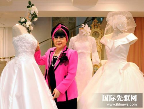 意大利著名婚纱设计师_日本著名婚纱设计师桂由美的婚纱秀在东京举行(2)