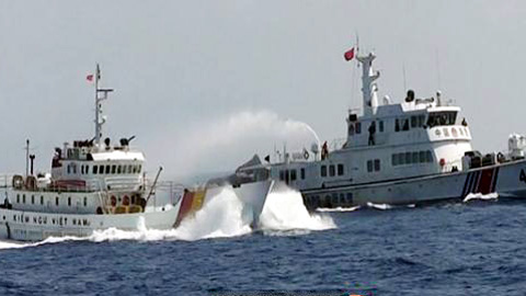 中国海警船（右）还击越南骚扰船只