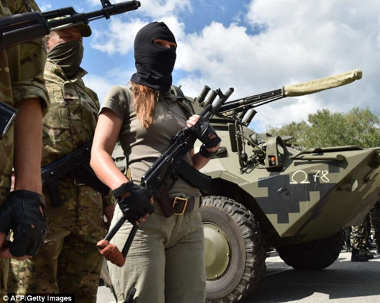 乌克兰“娘子军”端枪上阵誓言呵护儿童（组图）