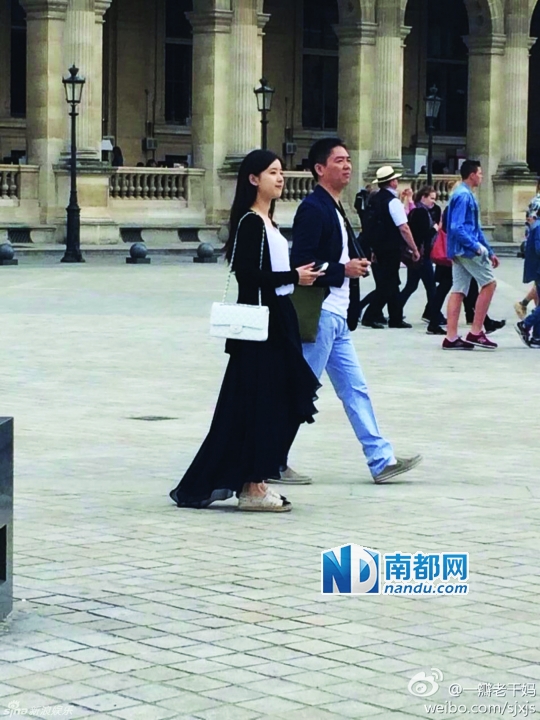 奶茶妹妹背名牌包与刘强东逛巴黎 网友:女神不