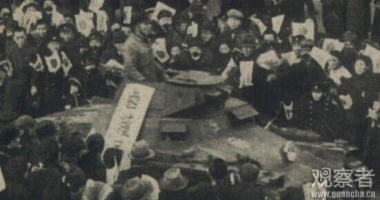 日本缴获的国军德国I号坦克在东京“游街示众”，为了照顾德国人的面子，被标注为“缴获的苏联坦克”