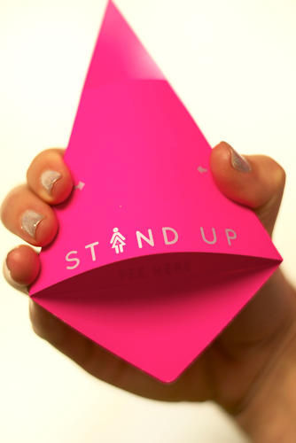 女用站式小便器使用一张可经过折叠成为纸筒的亮粉色三角防水纸制成