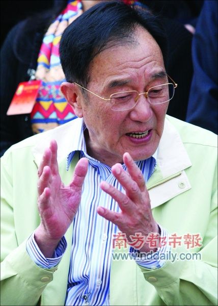 2007年4月9日,江苏南通,出席中国作协会议。 