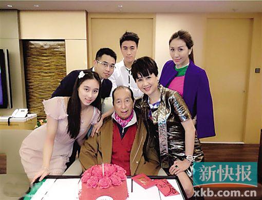 赌王何鸿燊93岁生日 四太献吻(图)