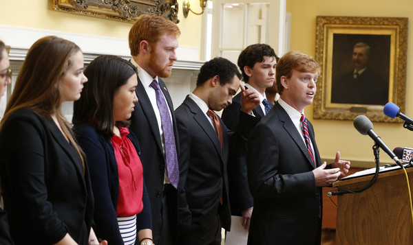 美国维吉尼亚大学惊爆轮奸案女子被七男轮暴