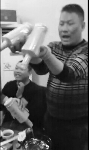 拼酒视频网上走红 徐州男子一口气喝4斤白酒(图)