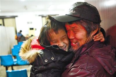 昨日，西站派出所内，乞讨女童小飞燕和养父王军等待警方处理结果。