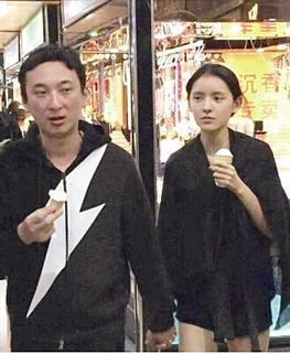 恋情坐实?王思聪张予曦十指扣逛街(图)