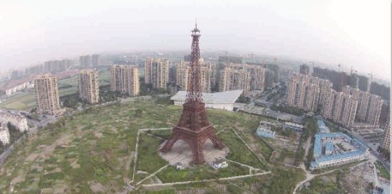 于2001年就拿到7000亩地的广厦杭州天都城，目前开发体量仅仅只有总规划的一半左右。图为高108米、3:1比例建造的山寨版&ldquo;埃菲尔铁塔&rdquo;至今依然屹立菜地中央。