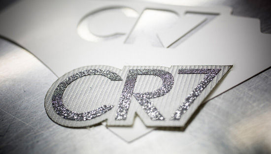 cr7的logo上镶上了真的钻石