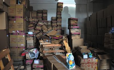 2014年9月3日，广州，售假窝点的货仓中，一只“声光海马”静静地立在那里。广州警方破获一起销售假冒儿童玩具案。图/CFP