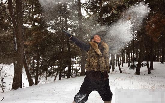 保剑锋搞怪庆腊八节 穿皮袄雪地吃冰(图)