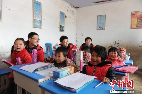 1月5日，三个合伙人来到甘肃贫困山区陇西汪家坡小学送去他们为孩子们购买的文体生活用品。 杨艳敏摄