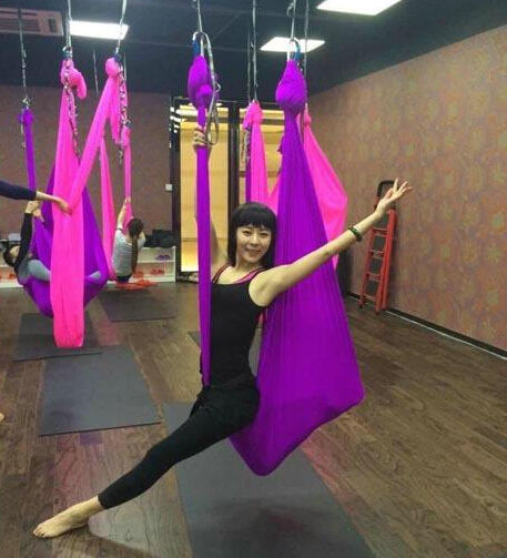 王珞丹姐姐穿单薄瑜伽服录影 妹妹:心疼(图)