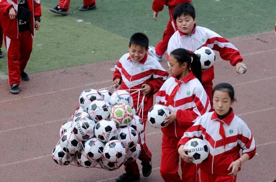 河南洛阳小学生课间跳足球操(图)|足球操|小学生