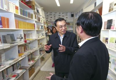 李克强在“厦大时光”书店与师生互动交流。新华视点