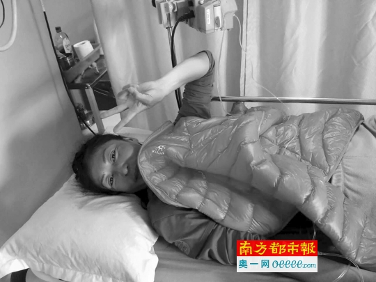 26日，获救的中国女子登山队队长麦子在加德满都医院接受治疗。 新华社发