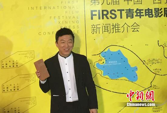 黄渤<em>穿裙装</em>示人 回应坐地铁:找机会<em>感受</em>生活|黄