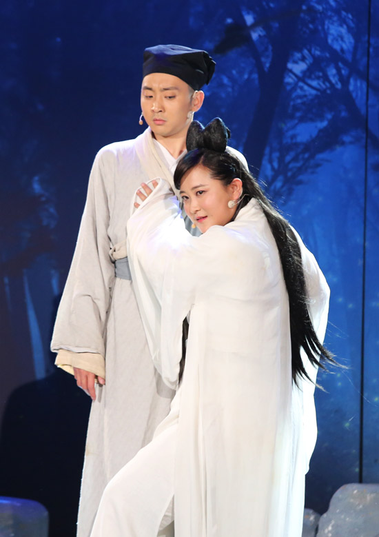 贾玲扮加肥版聂小倩 体态丰腴热舞色诱男演员