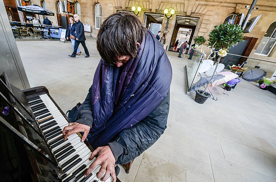 英国流浪汉车站频遭驱赶演奏钢琴后震惊众人