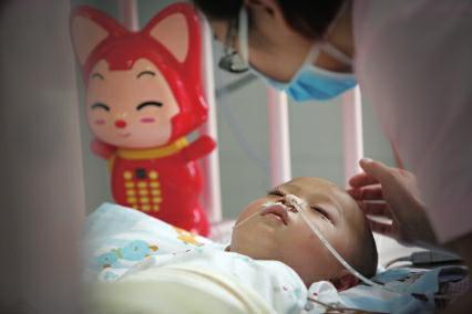 遭电击7岁男童事发9天后仍不能开口说话