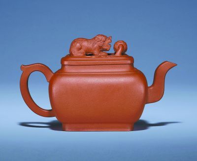 清康熙宜兴朱泥瑞狮滚球长方壶。