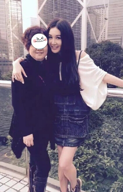 48岁温碧霞与<em>女同学聚会</em> 网友:好像母女(图) |温
