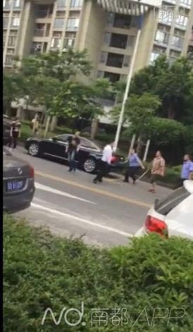 网传视频显示，穿着城管协管服的人员手持铁棍追打男子。