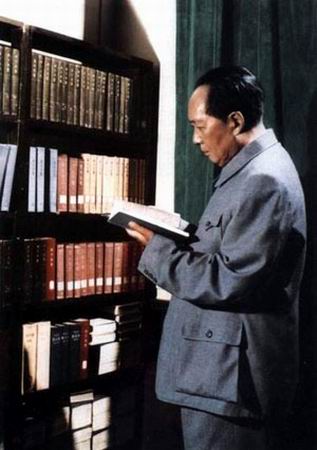 资料图片：毛主席在看书