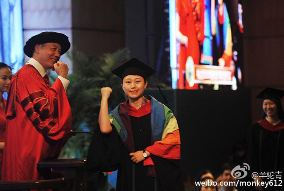 中山大学一<em>女生</em>毕业礼披<em>彩虹旗</em>出柜获校长拥抱