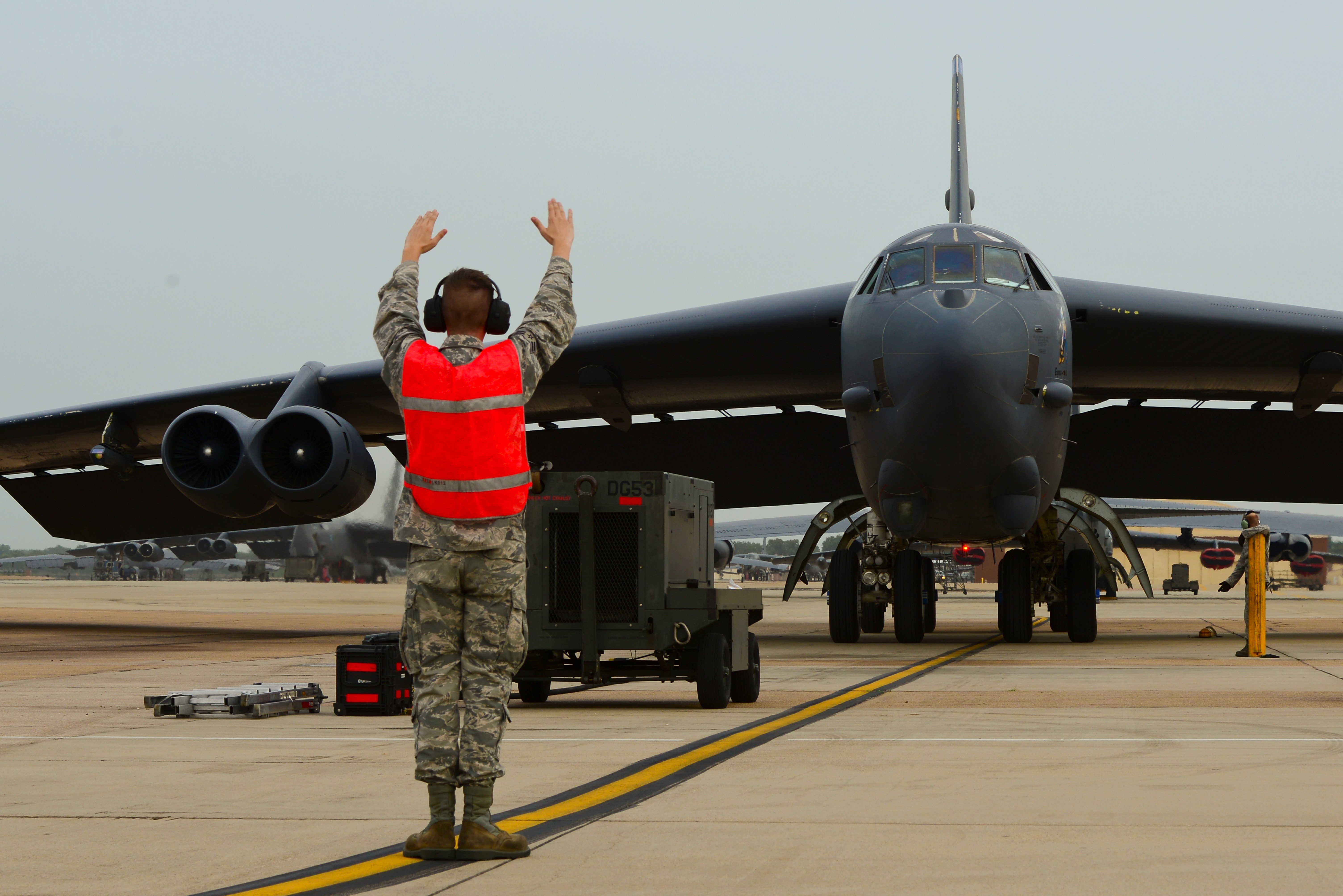 美国空军巴克斯代尔基地的b-52h飞机准备起飞执行baad任务