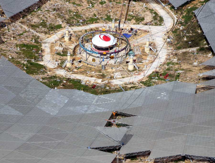 世界最大球面射电望远镜馈源舱在贵州升舱